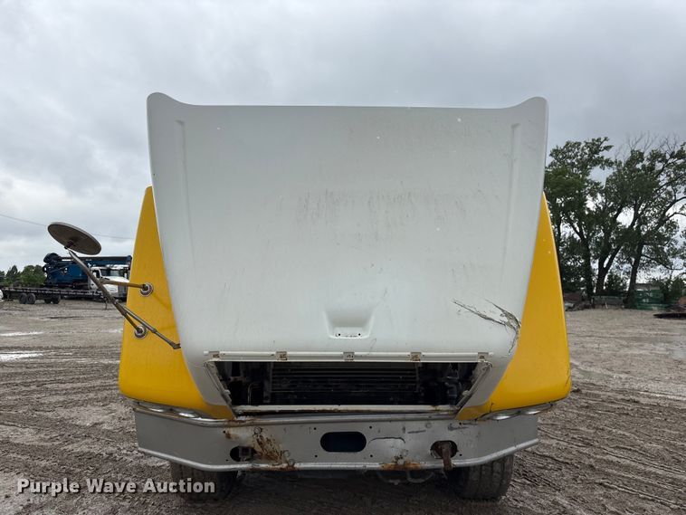 image for item DO5229 2004 Volvo Truck VHD truck cab and chassis