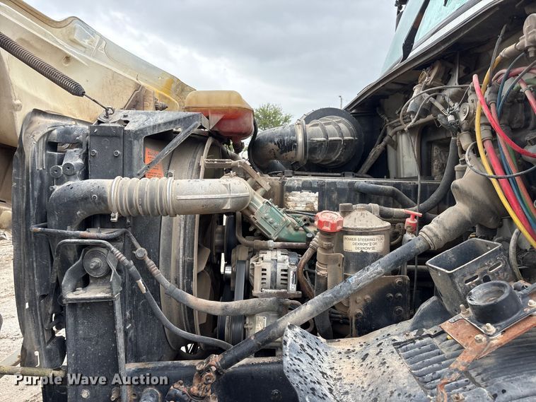 image for item DO5229 2004 Volvo Truck VHD truck cab and chassis