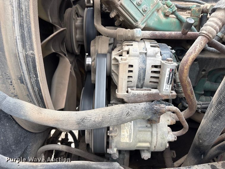 image for item DO5229 2004 Volvo Truck VHD truck cab and chassis