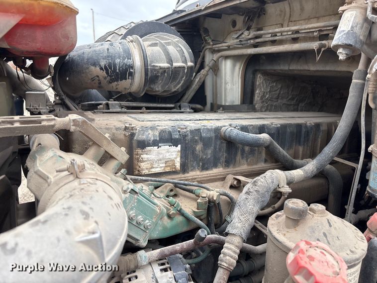 image for item DO5229 2004 Volvo Truck VHD truck cab and chassis