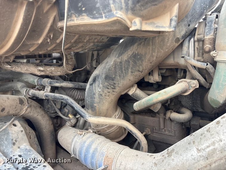 image for item DO5229 2004 Volvo Truck VHD truck cab and chassis