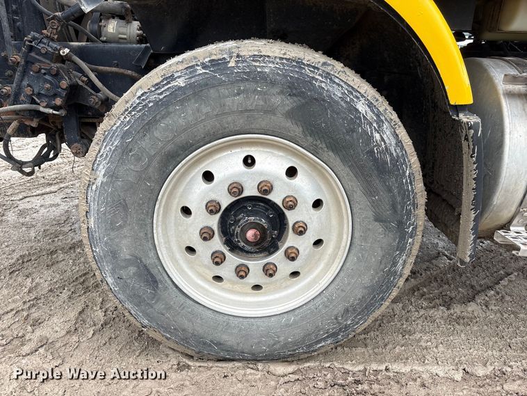 image for item DO5229 2004 Volvo Truck VHD truck cab and chassis