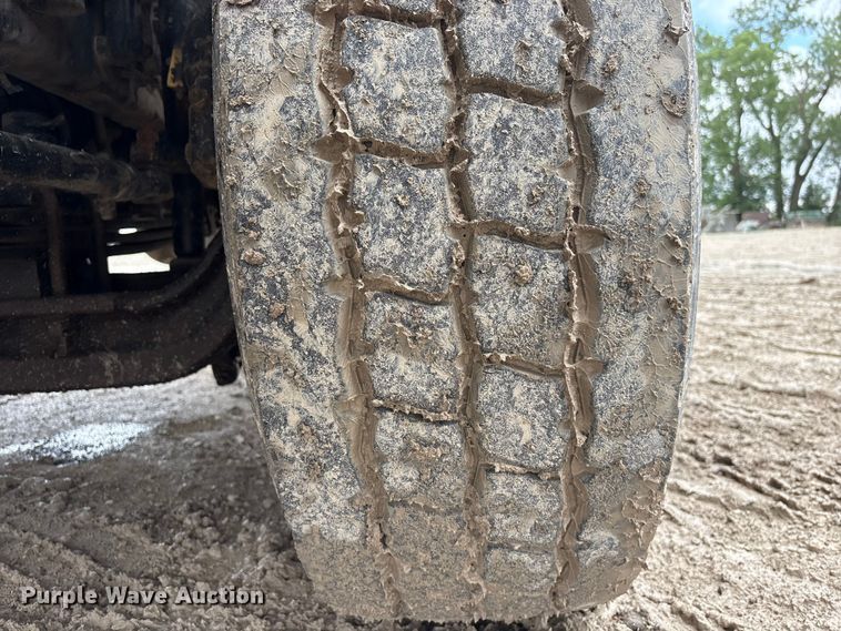 image for item DO5229 2004 Volvo Truck VHD truck cab and chassis