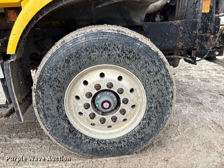 image for item DO5229 2004 Volvo Truck VHD truck cab and chassis