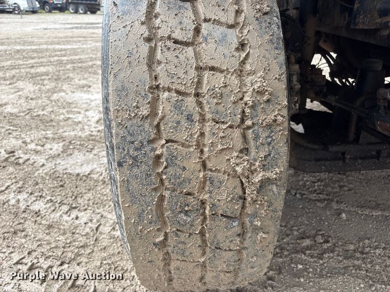 image for item DO5229 2004 Volvo Truck VHD truck cab and chassis