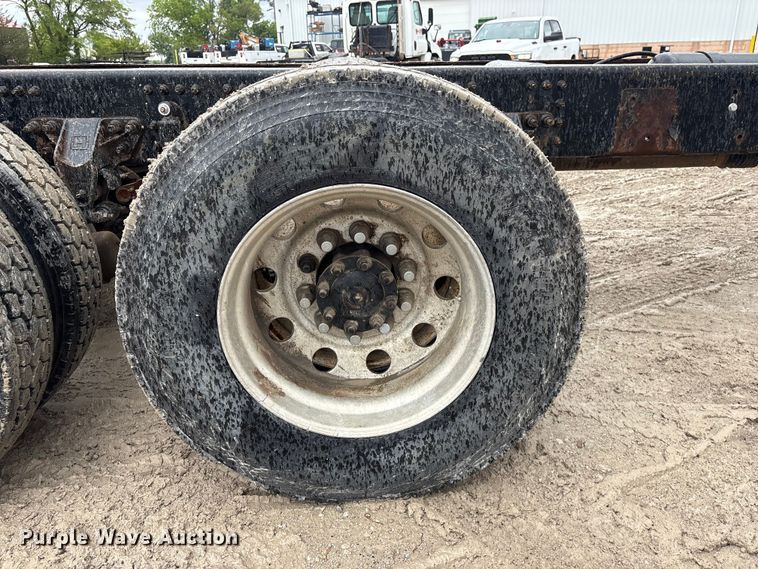 image for item DO5229 2004 Volvo Truck VHD truck cab and chassis
