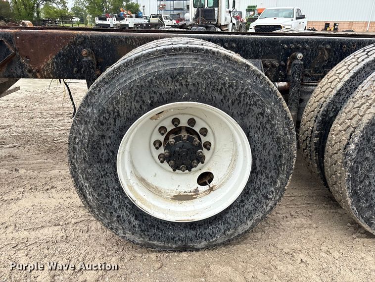 image for item DO5229 2004 Volvo Truck VHD truck cab and chassis