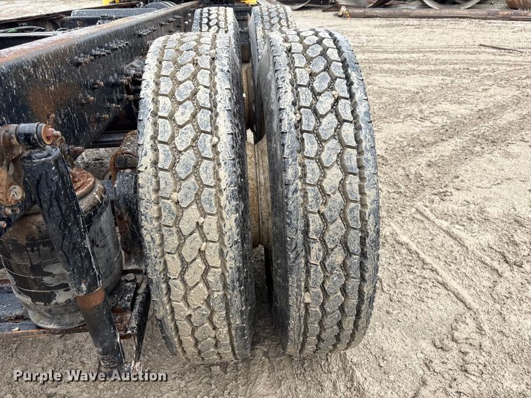 image for item DO5229 2004 Volvo Truck VHD truck cab and chassis