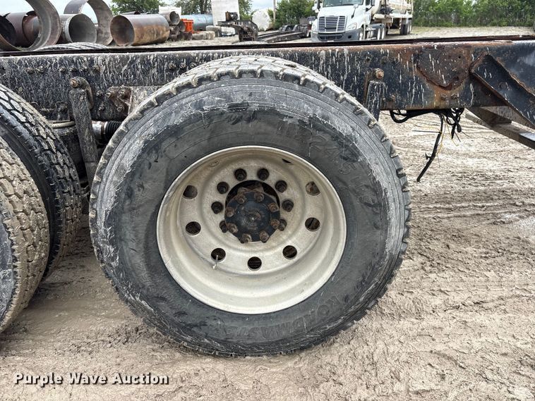 image for item DO5229 2004 Volvo Truck VHD truck cab and chassis