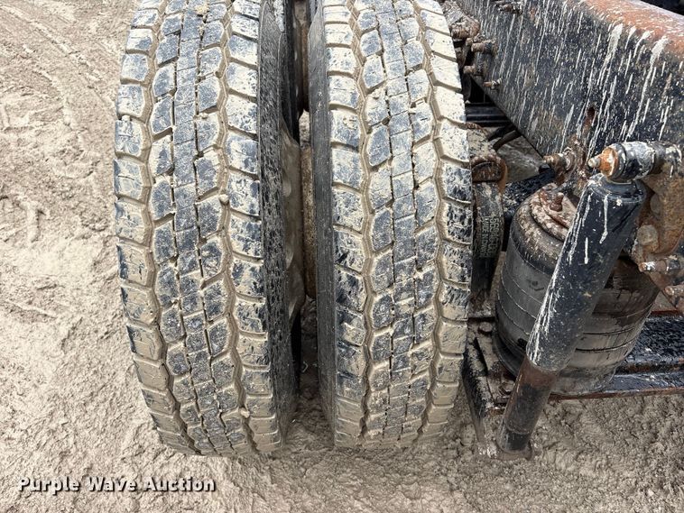 image for item DO5229 2004 Volvo Truck VHD truck cab and chassis