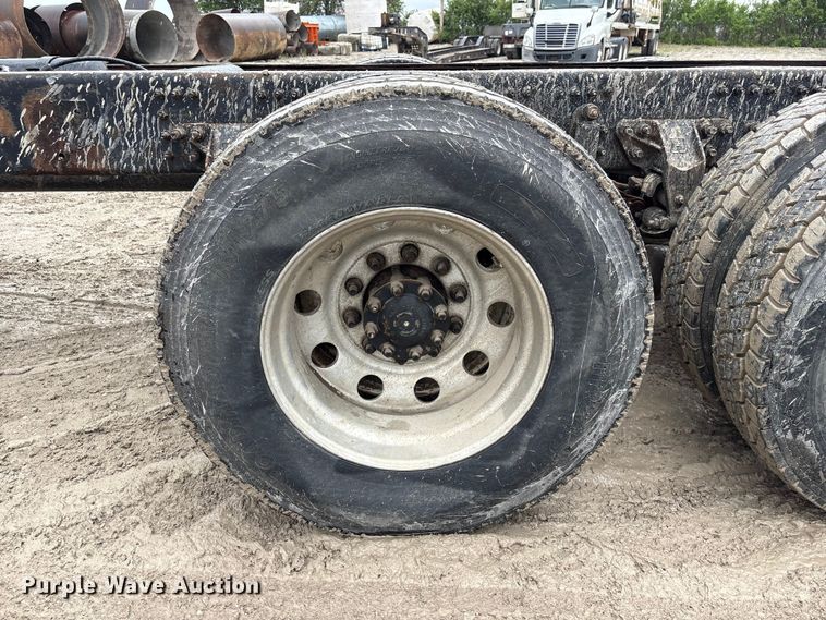 image for item DO5229 2004 Volvo Truck VHD truck cab and chassis