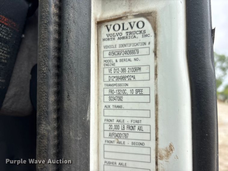 image for item DO5229 2004 Volvo Truck VHD truck cab and chassis