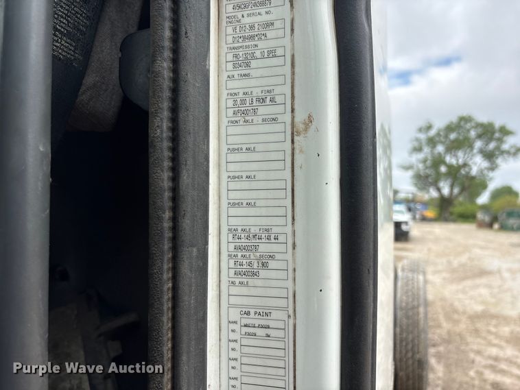 image for item DO5229 2004 Volvo Truck VHD truck cab and chassis