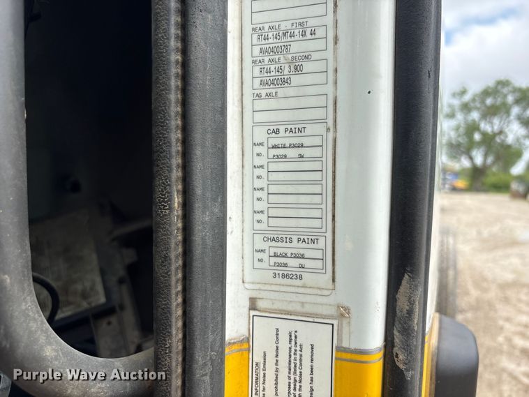 image for item DO5229 2004 Volvo Truck VHD truck cab and chassis
