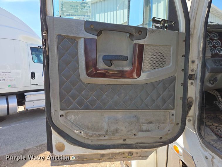 image for item DP8922 2013 Freightliner Coronado semi truck