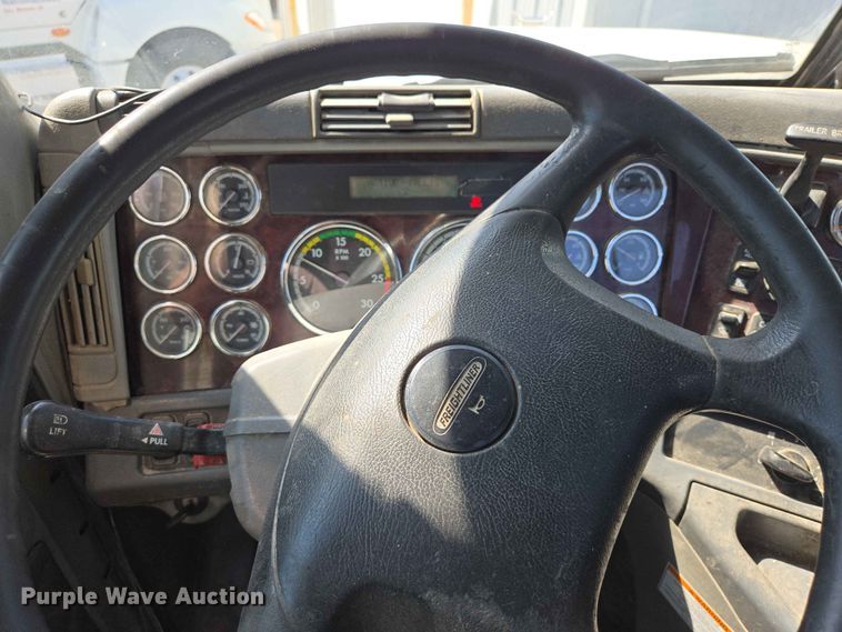 image for item DP8922 2013 Freightliner Coronado semi truck