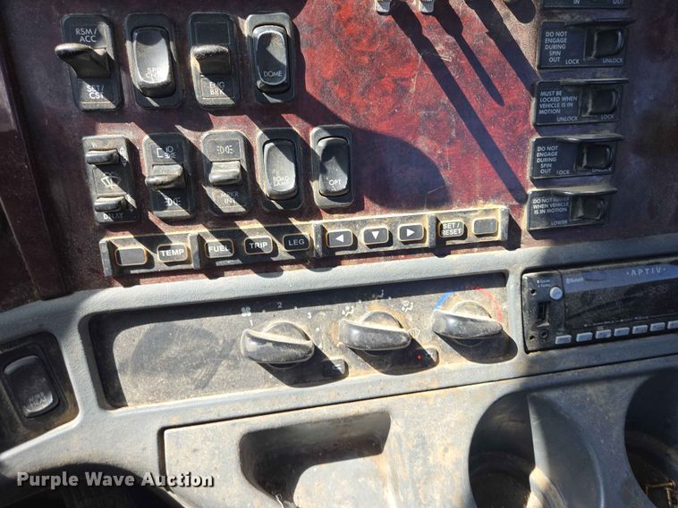 image for item DP8922 2013 Freightliner Coronado semi truck