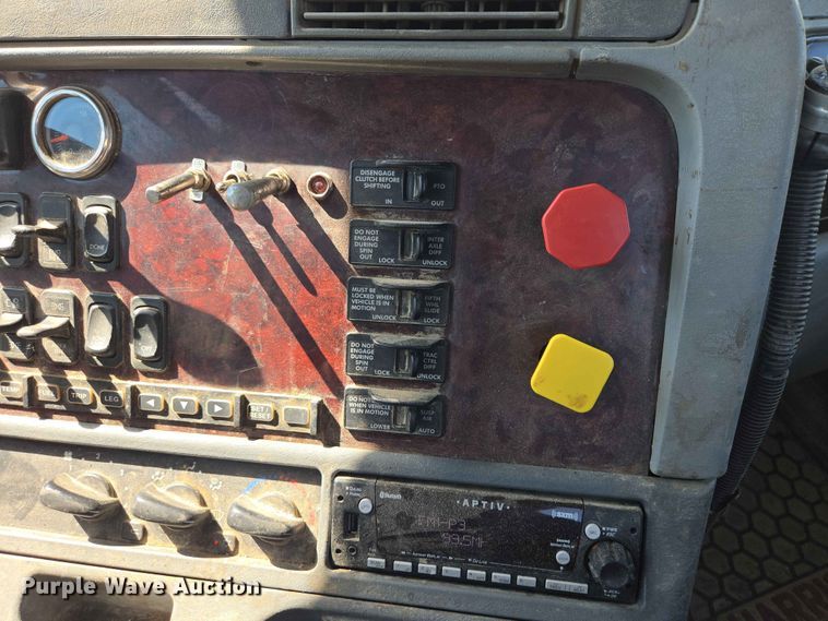 image for item DP8922 2013 Freightliner Coronado semi truck
