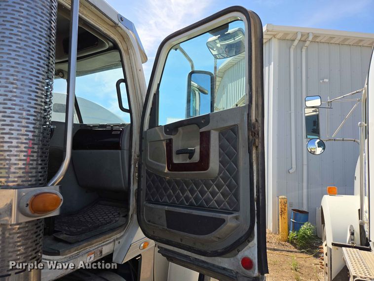 image for item DP8922 2013 Freightliner Coronado semi truck