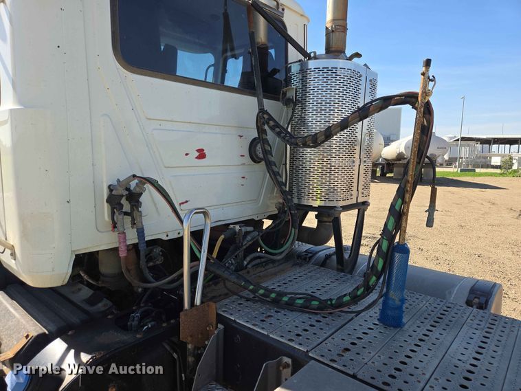 image for item DP8928 2012 Mack CXU613 semi truck