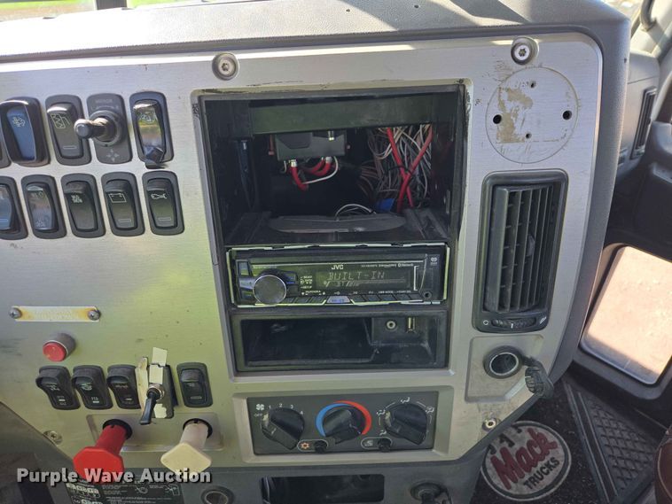 image for item DP8928 2012 Mack CXU613 semi truck