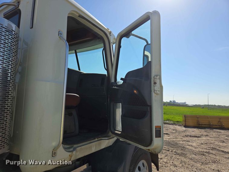 image for item DP8928 2012 Mack CXU613 semi truck