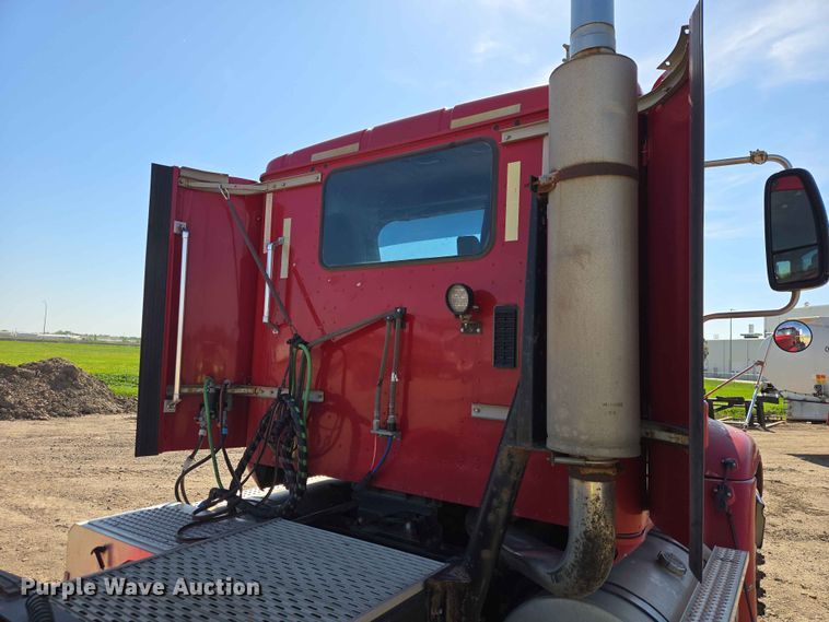 image for item DP8929 2007 International 9400i semi truck