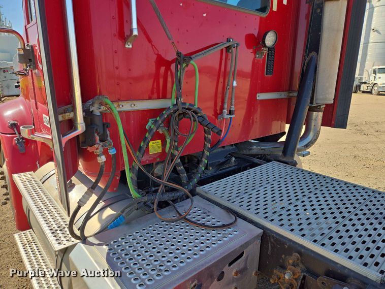 image for item DP8929 2007 International 9400i semi truck