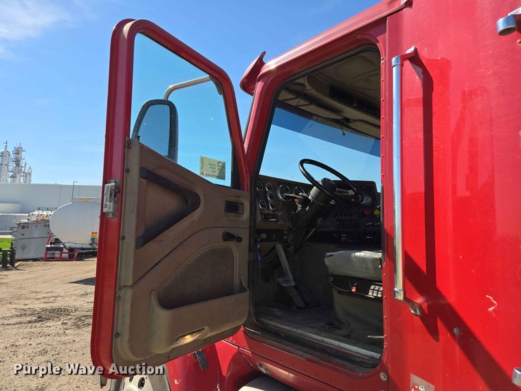 image for item DP8929 2007 International 9400i semi truck