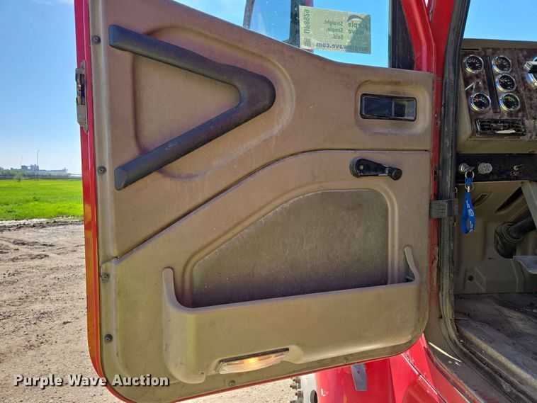 image for item DP8929 2007 International 9400i semi truck