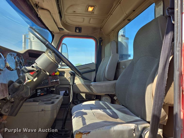 image for item DP8929 2007 International 9400i semi truck