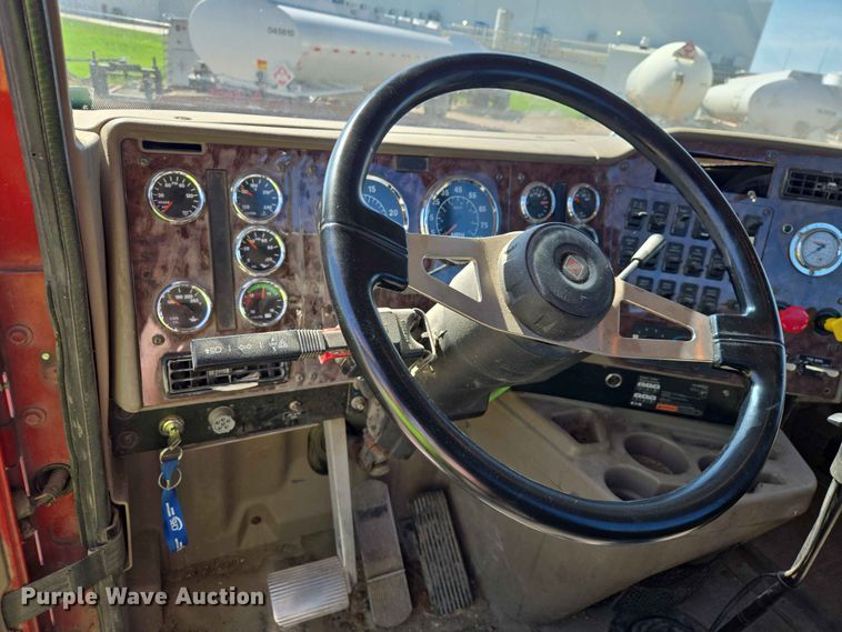 image for item DP8929 2007 International 9400i semi truck