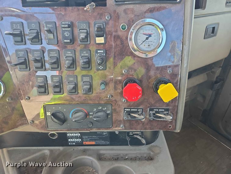 image for item DP8929 2007 International 9400i semi truck