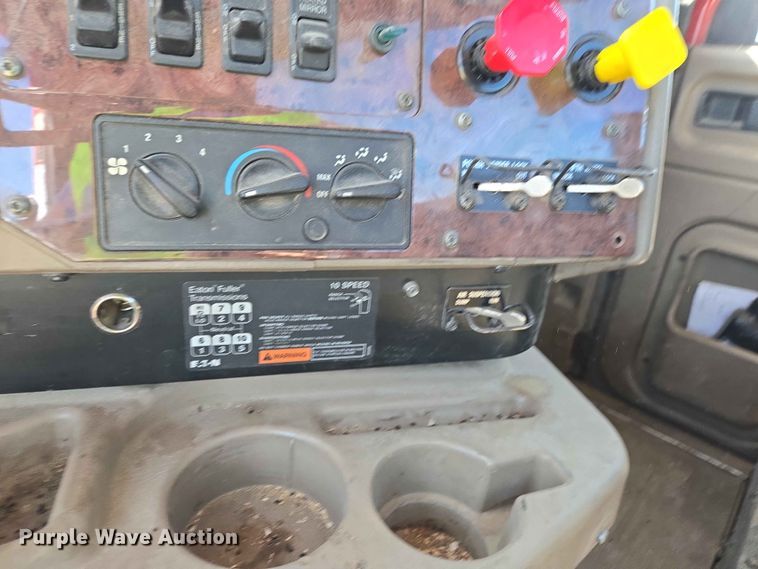 image for item DP8929 2007 International 9400i semi truck