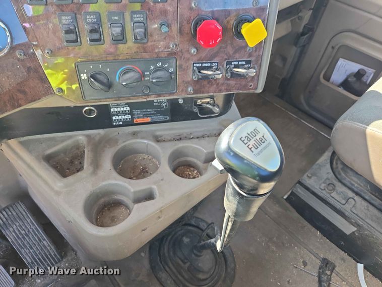 image for item DP8929 2007 International 9400i semi truck