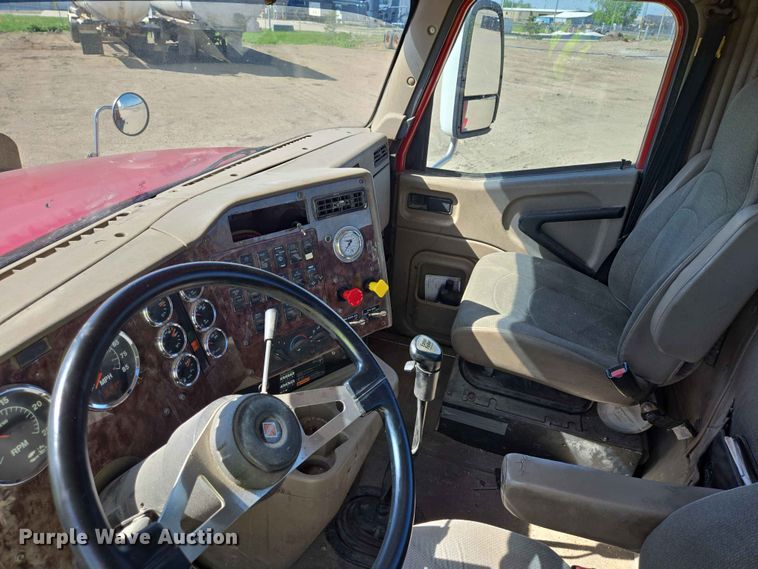 image for item DP8929 2007 International 9400i semi truck