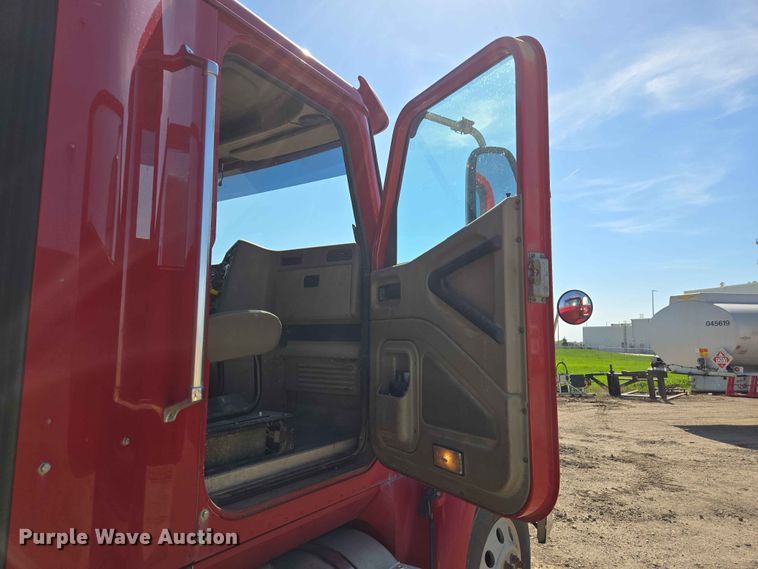 image for item DP8929 2007 International 9400i semi truck