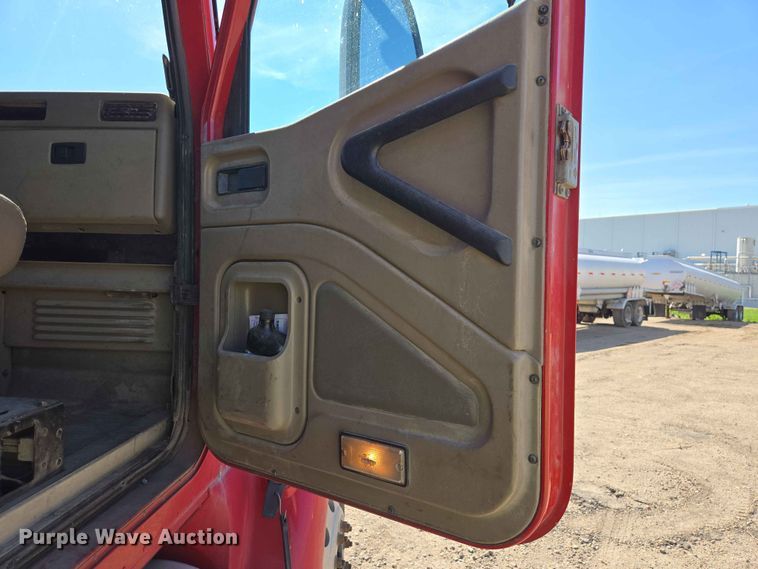 image for item DP8929 2007 International 9400i semi truck