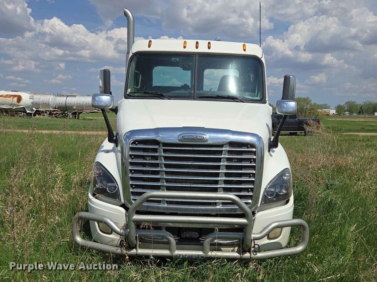 image for item DP8931 2015 Freightliner Cascadia semi truck