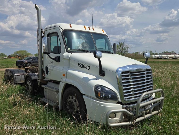 image for item DP8931 2015 Freightliner Cascadia semi truck