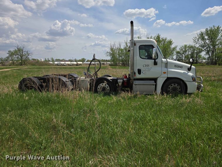 image for item DP8931 2015 Freightliner Cascadia semi truck