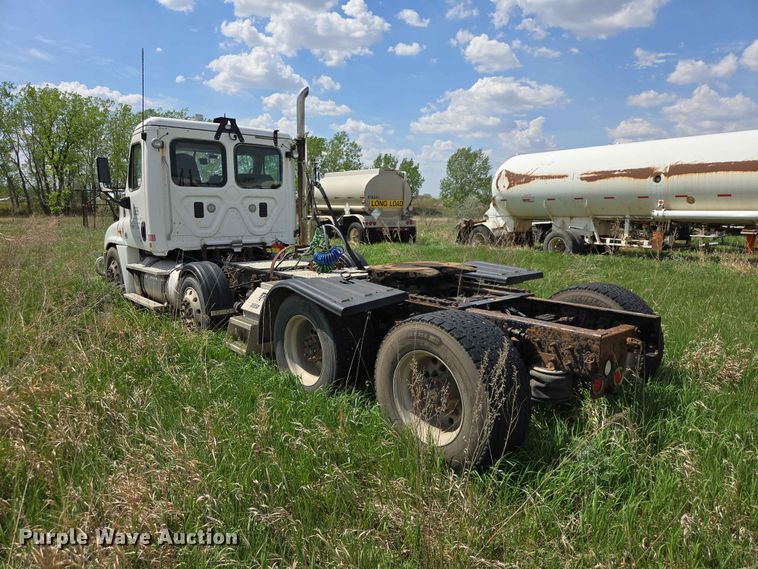 image for item DP8931 2015 Freightliner Cascadia semi truck