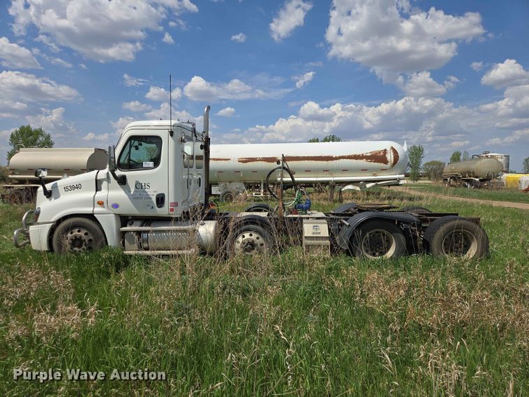 image for item DP8931 2015 Freightliner Cascadia semi truck