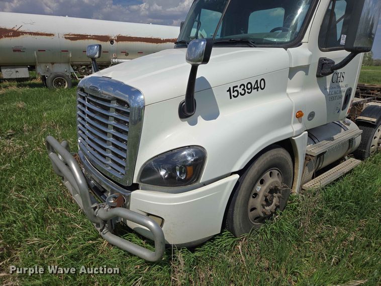 image for item DP8931 2015 Freightliner Cascadia semi truck