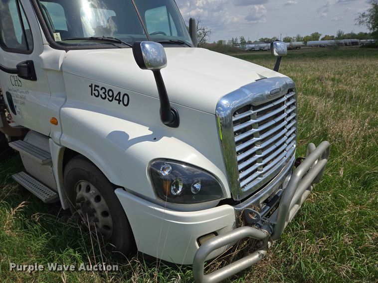 image for item DP8931 2015 Freightliner Cascadia semi truck