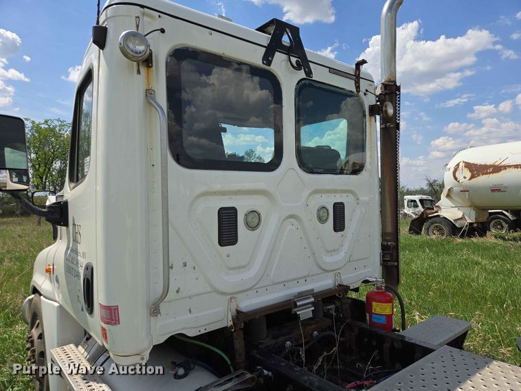 image for item DP8931 2015 Freightliner Cascadia semi truck