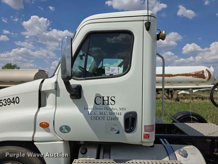 image for item DP8931 2015 Freightliner Cascadia semi truck