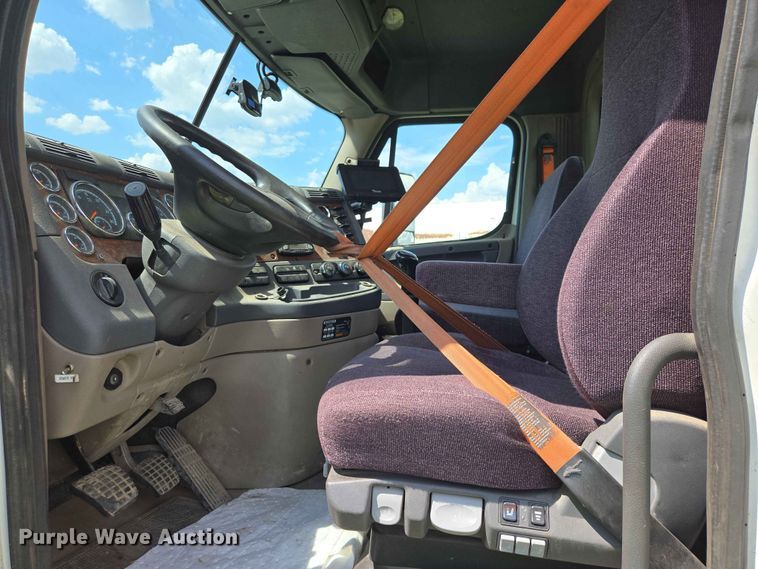 image for item DP8931 2015 Freightliner Cascadia semi truck