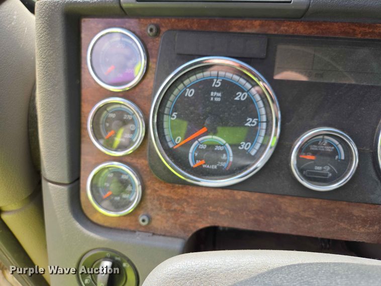image for item DP8931 2015 Freightliner Cascadia semi truck
