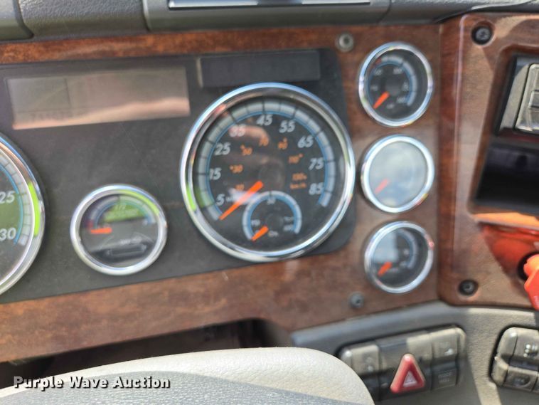 image for item DP8931 2015 Freightliner Cascadia semi truck